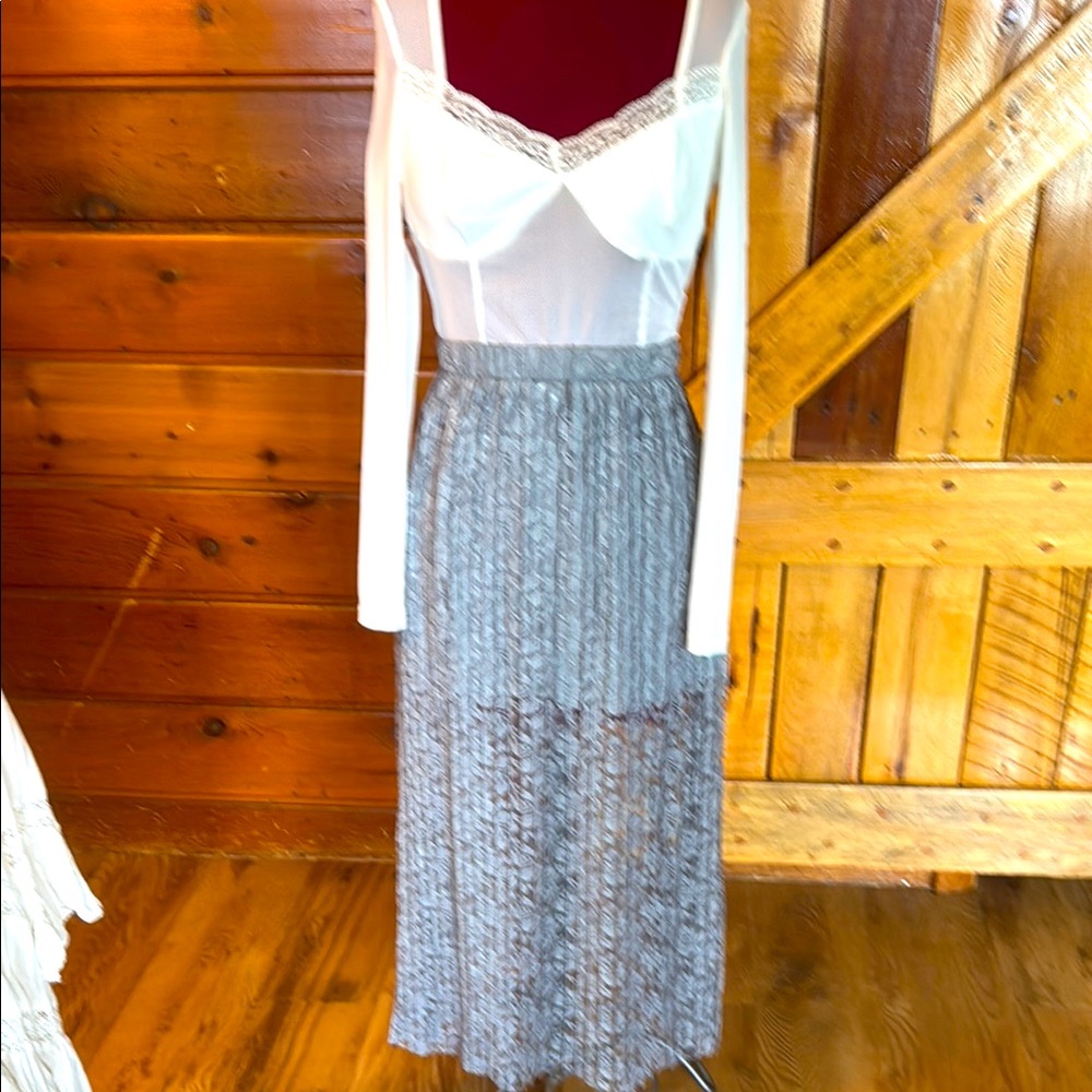 POL NWOT GREY LACE MIDI SKIRT W/ PARTIAL LINING SMALL